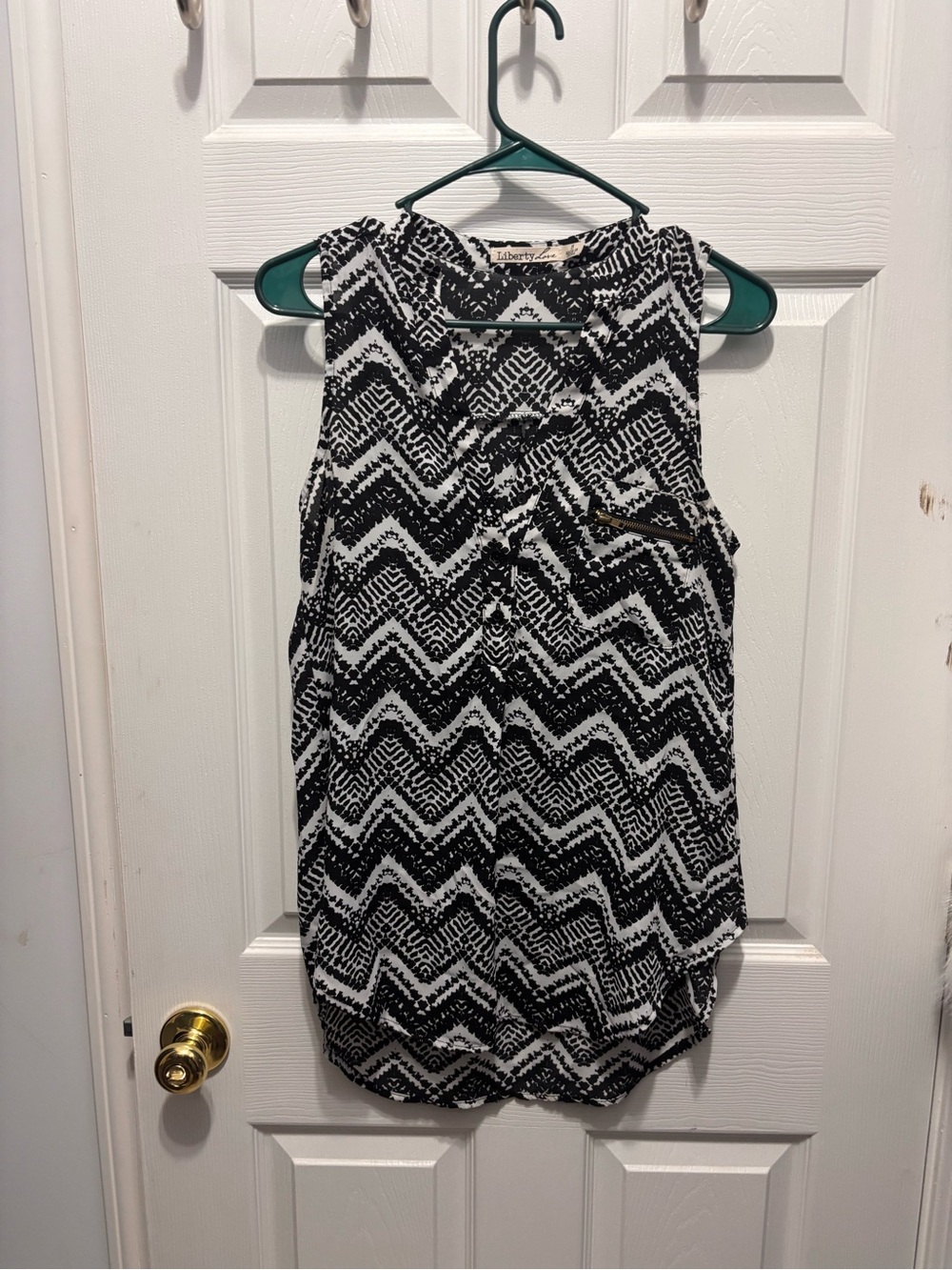 Sleeveless Black & White Chevron Shell Top